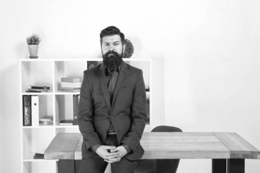 Dinliyorum. Rapor ve şikayet konsepti. Sakallı hippi patron sana dikkatle bakıyor. Fikrini duymaya hazırım. Patron ofiste duruyor. Patron şikayet aldı. Patronla görüşme.