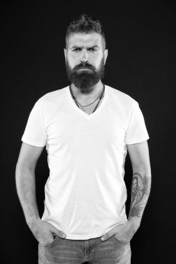 İyi göründüğünden şüphe yok. Siyah arka planda seksi adam. Sıradan bir tarzda sakallı adam. Bıyıklı ve sakallı beyaz bir adam. Traşsız yüzü ve şık saç kesimi ile Acımasız adam