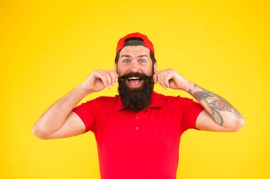 Bıyık tımar rehberi. Hipster yakışıklı adam bıyık dokunmadan. Bıyık yetiştirmek ve korumak için ipuçları. Havalı ve şık. Adam sakallı hipster büküm bıyık sarı arka plan. Berber salonu
