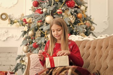 Mükemmel yayı. Kız çocuk boks gün tatil için hazır olun. Hediye kutusu ile küçük kız. Mutlu çocuk kutlamak Noel ve yeni yıl. Noelden sonraki gün boks günüdür. Yeni Yılınız Kutlu Olsun