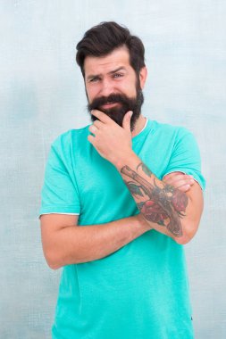 Erkeklik ve vahşet. Parabens silikon yapay renklerden uzak durun. Hipster berberi. Berber dükkanı salonu. Berber ve kuaför hizmetleri. Şık bıyıklı sakallı adam. Berber konsepti