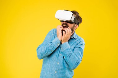Artırılmış gerçeklik. Oyun geliştirme. Dijital teknoloji. Alternatif hayat. Hippi video oyunu oynar. Etkileyici görsel efektler. Sakallı adam VR 'ı keşfediyor. Oyuncu konsepti. Oyun hobisi. Sanal spor