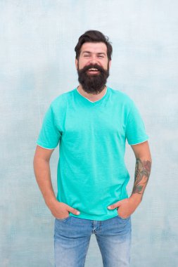 Yüz saçlar için en iyi sakal tasarım şeklini bulun. Sakallı hipster acımasız adam. Ürünler erkek sakal bakımı korumak için gereklidir. Uzun sakal uzat. Kuruluk batık kıllar ve tahriş gibi zorluklar