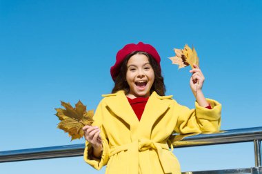 Çok mutluyum. Kanada. Mutlu küçük kız. Sonbahar çocuk modası. Akçaağaç yaprağı. Fransız bereli çocuk. Yaprak düşer. En sevdiğim sezon. Hava çok güzel. Paris 'li kız modası. Okul zamanı. Akçaağaç şurubu