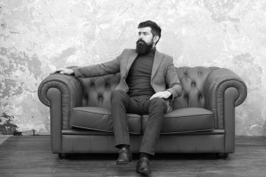 Kendisi de gerçek olmak. İş adamı. Zarif iş adamı kanepede dinleniyor. Kendine güvenen bir iş koçu. Gündelik iş kıyafeti nde sakallı adam