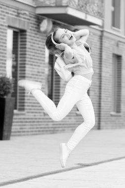 Müzik dinleyen kulaklıklı kaygısız kız. Yaz müzik listesi. Çocuk uzun saç favori şarkı ile yürüyüş keyfini çıkarın. Müzik onun hayatını yönlendirir. Vücudunu hareket ettirme zamanı. Yaz tatili ve turizm