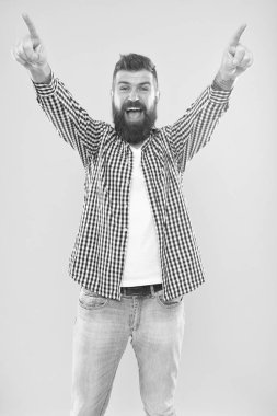 Kutlama başlatın. Sakal moda ve Kuaför kavramı. Adam hipster şık sakal sarı arka plan sakallı. Sakal ve bıyık bakımı. Hippi görünümü. Duygusal ifade. Kuaför ipuçları sakal korumak