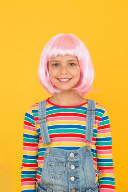 Yapay peruk konsepti. Pigment boya saç. Kendini ifade etme özgürlüğünün artması. Boyama çocuk saç harika bir şekilde yükseltme kostüm. Renk değiştirin. Fantezi saç trendi. Parlak canlı saç modeli ile çocuk kız