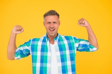 Kendine güven. İlerleyin. Mutlu bir yüz desteği ya da motivasyon. Adam mutlu bir duygusal ifade. Konsepti onayla ve motive et. Olgun, mutlu, gülümseyen, traşsız, sarı bir arka plan.