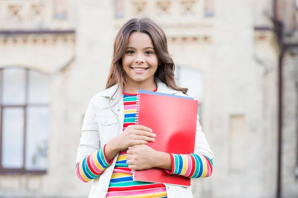 Escolha o curso. Educação moderna. Kid sorrindo menina estudante da escola segurar livros didáticos livros para estudar. Educação para crianças dotadas. Tomando curso extra para uma aprendizagem mais profunda. Educação escolar — Fotografia de Stock