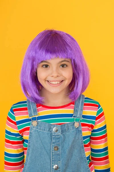 Kleuren Childs haar grote manier upgrade kostuum. Kleur wijzigen. Fantasie haar trend. Kid meisje met heldere levendige kapsel. Kunstmatige pruik concept. Pigment Dye haar. Groeiende vrijheid voor zelfexpressie — Stockfoto