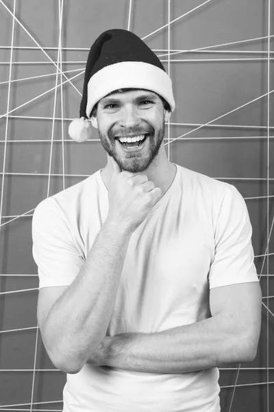 Muž v klobouku santa držet vánoční dárek. šťastný muž, santa. Ráno před vánočními. doručení vánočních dárků. online vánoční nákupy. Šťastný nový rok. Můžeš. Děkuju. Barevné zábava — Stock fotografie