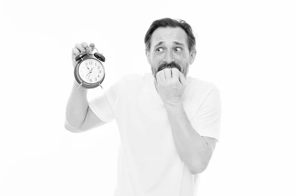 Préoccupe-toi du temps. Horaire personnel et régime quotidien. Réveil matin. Homme barbu homme mûr tenir horloge isolé sur blanc. L'homme à barbe vérifie l'heure qu'il est. Compétences en gestion du temps — Photo