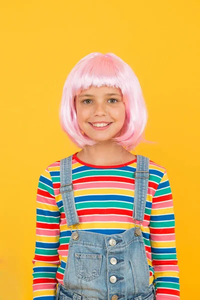 Concepto de peluca artificial. Tinte pigmentario. Creciente libertad de expresión. Colorear el pelo de los niños gran manera actualizar traje. Cambiar de color. Tendencia de fantasía. Niña con brillante peinado vibrante —  Fotos de Stock