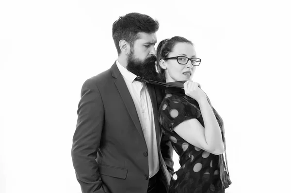 Verleidelijke secretaris. Business partners man met baard en vrouw flirten zakelijke bijeenkomst of vergadering. Baas en aantrekkelijke dame assistent witte achtergrond. Zakenrelaties. Flirten met de baas — Stockfoto