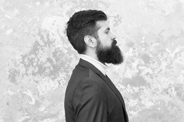 Cheveux et toilettage du visage. Homme beau barbu homme d'affaires porter costume formel. Vêtements homme et concept de mode. Homme modèle brutal avec longue barbe et moustache. gens d'affaires style de mode — Photo