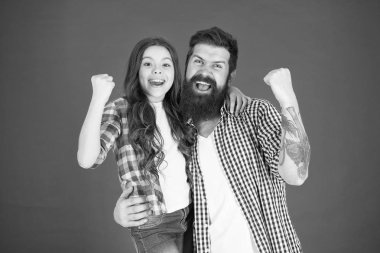 Başarılı takım. Adam baba ve sevimli küçük kız kız kırmızı zemin üzerine sakallı. Babalar Günü'nü kutluyorlar. Aile değerleri kavramı. Aile bağları. Dostluk ilişkileri. Babası hippi ve kızı