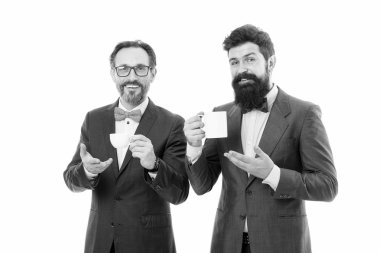 Çay molası. Erkekler beyaz arka plan üzerinde başarılı girişimciler. İş ekibimize katılmak. İş insanlar kavramı. Sakallı erkekler şık resmi takım elbise giyiyor. İyi giyimli iş adamı tutun çay kupa