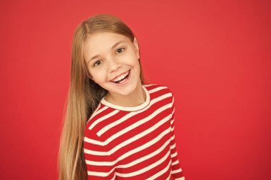İyi ebeveynlik. Çocuk Bakımı. küçük kız çocuğu. Okul eğitimi. Aile ve aşk. Çocuk günü. kırmızı bir arka plan üzerinde mutlu küçük kız. Çocukluk mutluluk. kopya alanı. Güzel selfie.