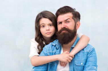 Sevimli baba ve sevimli çocuk. Baba ve kızı sarılmak ışık arka plan. Aile kucaklaşması. Baba kız ilişkilerini güçlendirmek. Çocuk ve baba en iyi arkadaşlar. Dostane ilişkiler. Babalar günü kavramı