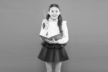 Okul üniforması çalışma kitabını tutuyor. Okul dersi. Ödev yapan çocuk. Kariyer yolun burada başlıyor. İnceleme için ilham. Okula dönelim. Bilgi toplama günü. Her şey olabilir. Öğrenci kız ders çalışmayı sever.