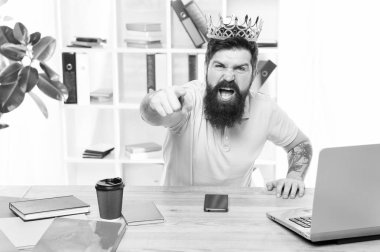 Ofis benim krallığım. Ofisin kralı. Adam sakallı işadamı altın taç giyer. Üst düzey yönetici merkez ofisi. Patron zaferin tadını çıkarıyor. Merkez ofis ve ceo konsepti. İcra Kurulu Başkanı. Kararname çıkarma