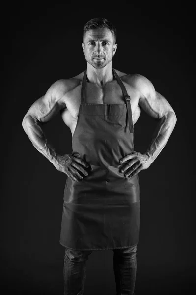 Je vais le rendre savoureux. Homme attrayant nu chef porter tablier. Sexy chef musclé fond noir. Chef cuisinier attrayant. bodybuilder chef musculaire. Régime sportif. Délicieuse recette. Sexy cuisine macho — Photo