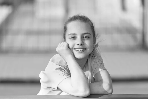 Miúdo longo cabelo andando dia ensolarado. Férias de verão. Criança gosta de andar. Feliz dia. Sorri o meu melhor acessório. Menina criança despreocupada. O sorriso fica-lhe bem. Dia internacional das crianças. Sorrindo todo o caminho — Fotografia de Stock