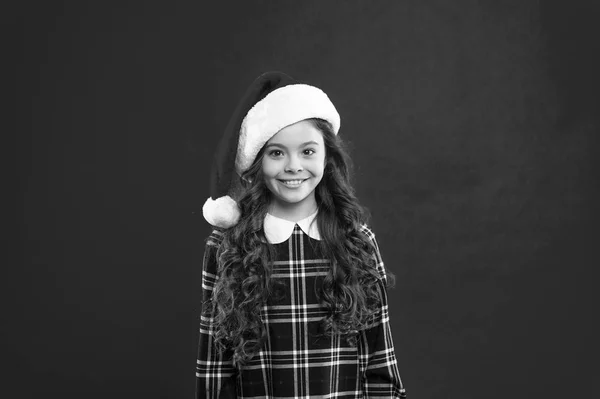 Felices fiestas de invierno. Niña pequeña. Regalo para Navidad. Infancia. Fiesta de año nuevo. Chico Santa Claus. Compras de Navidad. Niña con sombrero rojo de santa. Escribir mensaje a los elfos. Pequeño elfo lindo —  Fotos de Stock