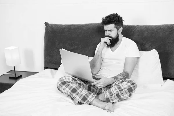 Prazo limite. dormindo e acordado. energia e cansaço. Homem de negócios com computador. Homem barbudo hipster trabalha no portátil. Homem sonolento brutal no quarto. Homem com barba no pijama na cama. outro prazo — Fotografia de Stock