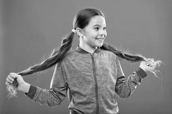 Deshazte de las puntas abiertas. Niña lindo niño con pelo largo doble cola de caballo peinado. Tratamiento de extremos divididos. Cómo prevenir las puntas abiertas. Tratamiento de rotura del cabello. Increíbles remedios de belleza para cabello partido —  Fotos de Stock