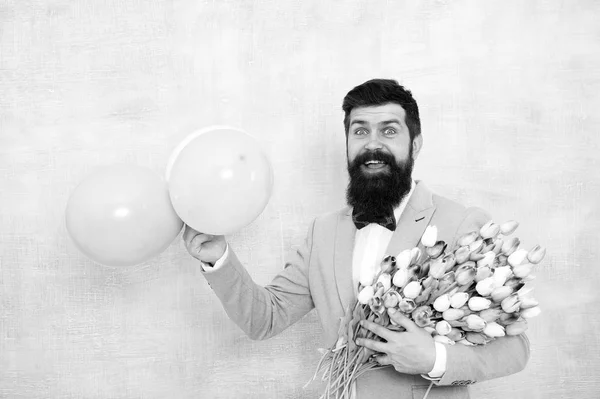 Bearded man in bow tie with tulip flowers. love date with flowers. Happy Birthday. womens day. Formal mature businessman spring bouquet. 8 of march. bride groom at wedding party. Spring holidays — Stock Photo, Image