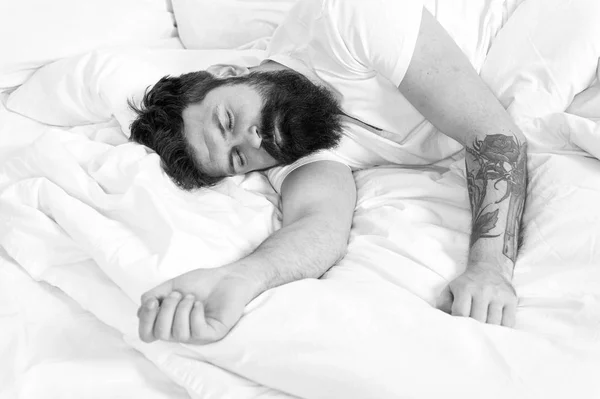 Impossible to wake up. brutal sleepy man in bedroom. asleep and awake. mature male with beard in pajama on bed. energy and tiredness. bearded man hipster sleep in morning. Too lazy to wake up — Stock Photo, Image