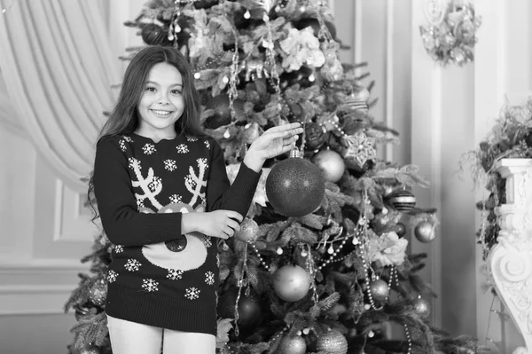 Navidad. El chico disfruta de las vacaciones. La mañana antes de Navidad. Vacaciones de año nuevo. Feliz año nuevo. niña le gusta regalo de Navidad. Pequeña chica feliz en Navidad. Que todos tus días sean felices y brillantes. —  Fotos de Stock