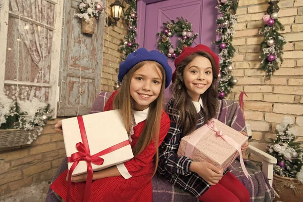 Doing Christmas gifts. Happy little girls hold gift boxes. Festive preparation for Christmas and New Year at home. Cute children with New Year presents. Merry Christmas and Happy New Year — Stock Photo, Image
