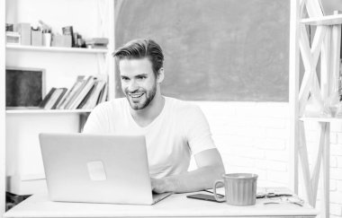 Gençlik modern bilgiye sahiptir. Öğrenci programlama dilini öğrenir. Lise üniversitesi. İnsan modern teknolojiyi kullanır. Bilgi geliştirmek. Web geliştirme ve çevrimiçi iletişim. Gerekli bilgi