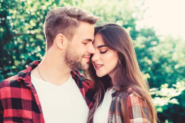 balayı tatili. damalı gömlekli erkek ve kadın parkta rahatlar. aile hafta sonu. romantik tarih. sevgililer günü. ormanda yaz kamp. hipster çift açık. aşık çift. Yürüyüş
