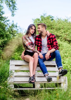 Gençler takılır. Yaz tatili. Birlikte güzel bir hafta sonu geçiriyoruz. Erkek arkadaş ve kız arkadaş aşık. Aşk ve romantizm kavramı. Aile hafta sonu. Parkta romantik bir randevu. Aşık çift bankta oturuyor