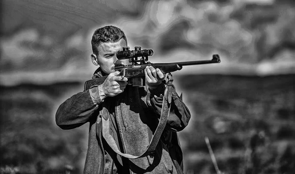 Actividad pasatiempo masculino. Objetivo de caza. Hombre cazador apuntando rifle naturaleza fondo. La experiencia y la práctica dan éxito a la caza. Un tipo cazando ambiente natural. Pistola o rifle de caza — Foto de Stock