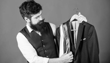 Mağaza asistanı veya kişisel stilist hizmeti. Kıyafetle eşleşen kravat. Adam sakallı hipster kravat ve resmi takım elbise tutun. Kravat seçen adam. Mükemmel kravat. Alışveriş konsepti. Stilist tavsiyesi