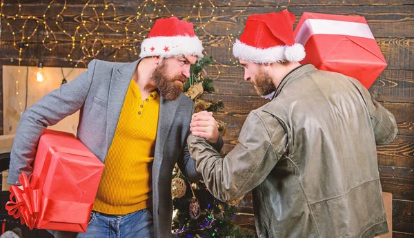 Os homens usam caixas de presente do Pai Natal. Homens barbudos carregam caixas de presente. Os hipsters brutais celebram o Natal com presentes. Entrega presente de Natal. O Natal está a chegar. Prepare-se para o Natal — Fotografia de Stock