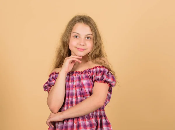 Παιδική μόδα. μακριά ξανθά σγουρά μαλλιά. όμορφο μικρό κορίτσι μοντέλο μόδας. μικρό παιδί με φόρεμα. ευτυχισμένο μικρό κορίτσι με μακριά υγιή μαλλιά. υγεία και φροντίδα των μαλλιών. Κομμωτήριο. σίγουρη ομορφιά — Φωτογραφία Αρχείου