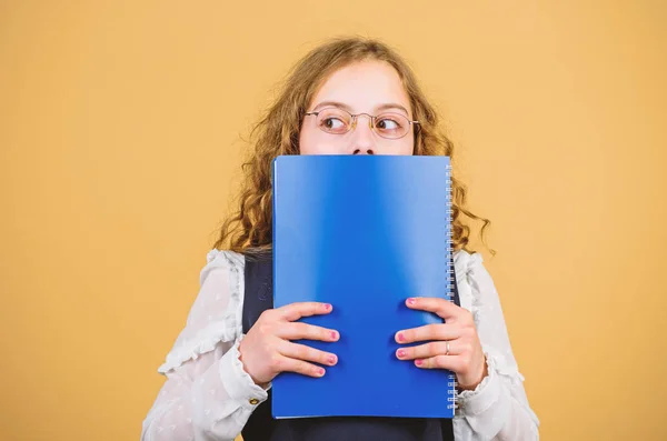 Voorbereiden op examens in de bibliotheek. Kleine kind formele slijtage. Bereid je voor op een examen. Formeel onderwijs en homeschooling. Controleer de kennis. School examen concept. Eindexamen komt. Meisje Hold leerboek map test — Stockfoto