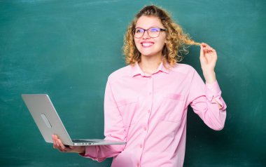 Programlama dillerini incele. Online okul. Yazılım kalite güvencesi kariyer. Uzaktan eğitim. Okul öğretmeni defteri. Kız internette sörf yapıyor. Dijital teknolojiler okulu. Modern eğitim