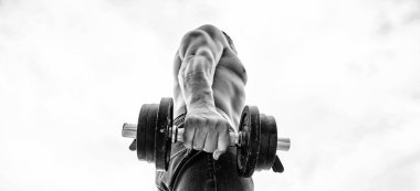 Anabolik steroid türleri kullanır ve riskleri. Dambılla egzersiz icra eden kaslı bir adam. Güçlü sırtı ve kolları olan sporcu. Spor ekipmanları. Vücut geliştirme sporu. Spor yaşam tarzı. Halter egzersiz salonu