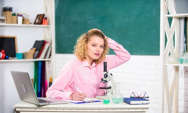 Leraren dag. Leraar moeilijk maar zeer belonend beroep. leren van nieuwe vaardigheden. Meisje schattig leraar in klaslokaal. Formeel onderwijs. Leraar mooie vrouw geniet van educatief proces — Stockfoto