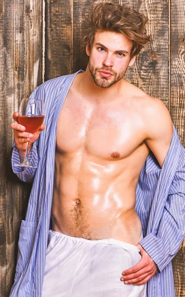 Chico atractivo relajándose con bebida alcohólica. Hombre sexy pecho piel sudorosa celebrar wineglass. Macho tousled cabello degustar vino de lujo. Bebe vino y relájate. El soltero disfruta del vino. Concepto erótico y deseo — Foto de Stock