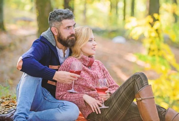 Salud a la familia. cita de amor y romance. Humor de primavera. camping y senderismo. Salud. Un picnic familiar. Día de San Valentín. pareja en el amor relajarse en el bosque de otoño. feliz mujer y barbudo hombre beber vino — Foto de Stock