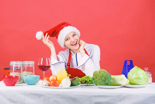 Gezonde christmas holiday recepten. Beste Kerst Recepten van perfecte huisvrouw. Vrouw chef-kok KERSTMUTS koken in de keuken. Koken voor familie. Het idee van het diner van Kerstmis. Eenvoudige ideeën voor kerstfeest — Stockfoto