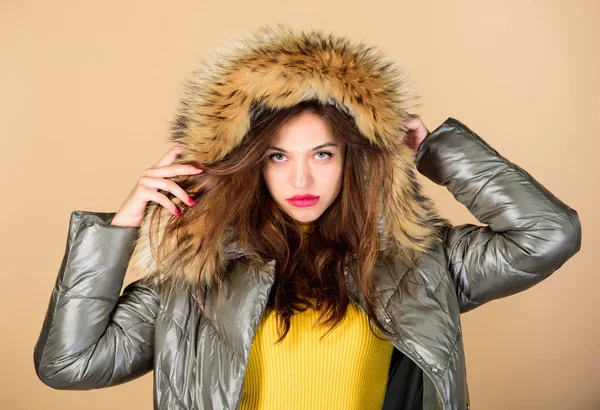 Χειμωνιάτικα όνειρα. γυναίκα με ενισχυμένο ζεστό παλτό. ευτυχισμένες χειμερινές διακοπές. ομορφιά σε χειμωνιάτικα ρούχα. κρύα ψώνια. κορίτσι με φουσκωμένο παλτό. ψεύτικη γούνα. γρίπη και κρύο. εποχιακή μόδα — Φωτογραφία Αρχείου